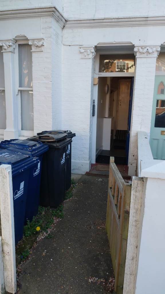 One bedroom garden flat - W4 5BH 