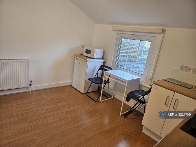 Studio flat in Albert Road, Kingston Upon Thames, KT1 (#2227789)