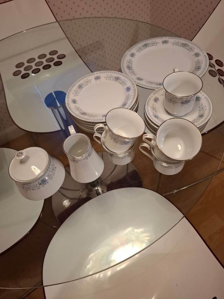Lovely White and Blue Pattern Tea Set – Good Condition