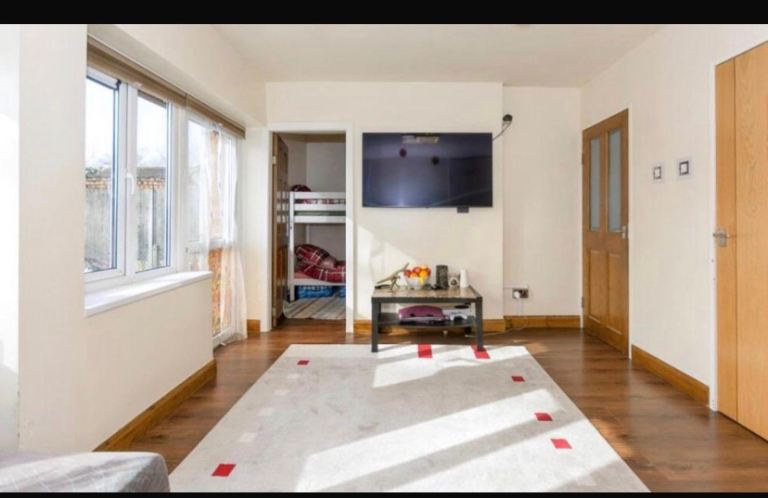 Spacious 1 bedroom Flat