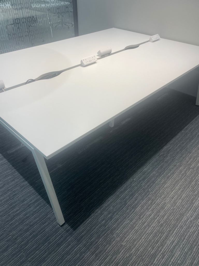 ✅ £200 Bank of 4 Narbutas Office Desks White  