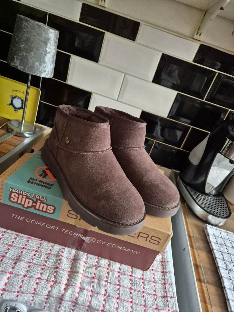 Skechers Keepsakes Cozy Slip-Ins Mini Boot with Memory Foam 7 worn once