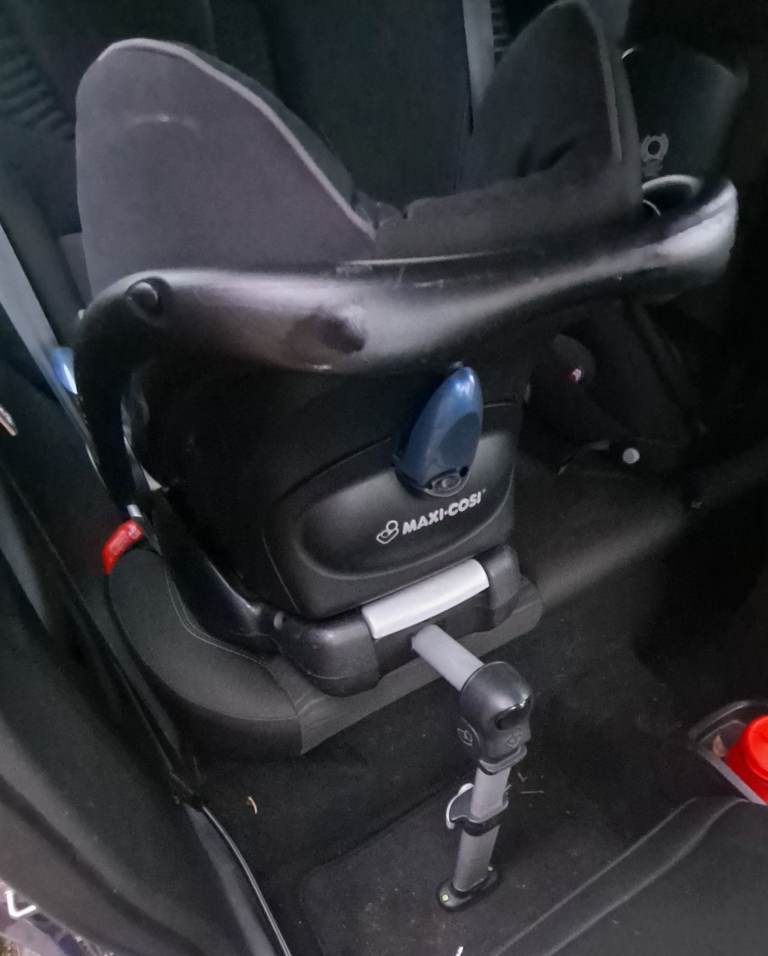 Maxi-cosi car seat for young baby