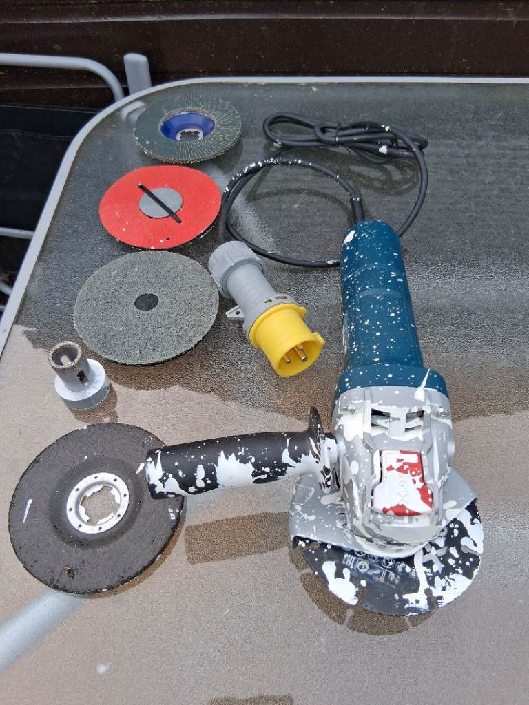 Bosch 110v 4.5 inch angle grinder brand new but covered in paint with 5 disc. 