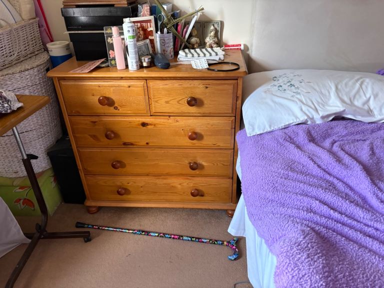 Pine Chest of Drawers – Good Condition