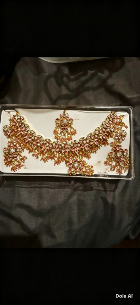 Beautiful Gold and Pink Stone Jewellery Set – As Good As New