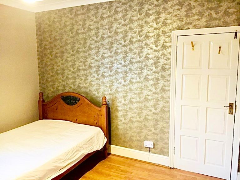 Rent Double Room close to Southall Tube Station 