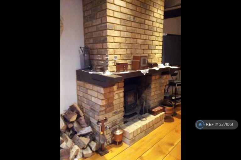 1 bedroom in Bourneside Road, Addlestone, KT15 (#2771051)