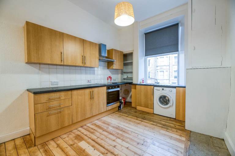 Fantastic, 2 bedroom, 1st floor flat in Bruntsfield – with flexible furnishings, available April
