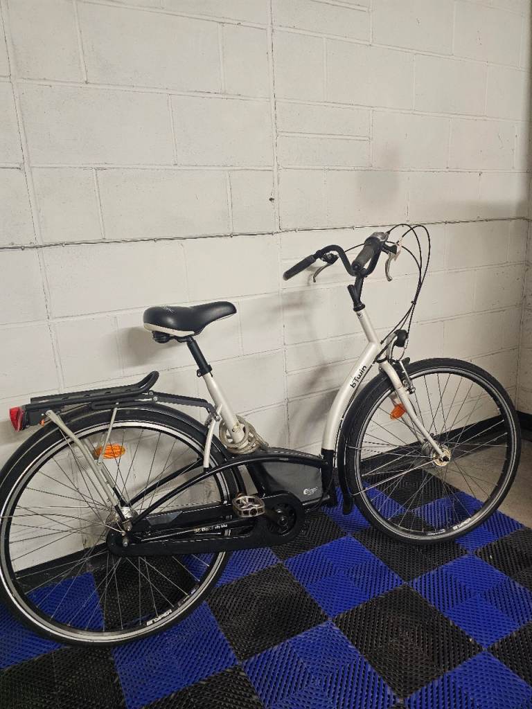 b'Twin Elops City Bike with Lock and Pannier Bag