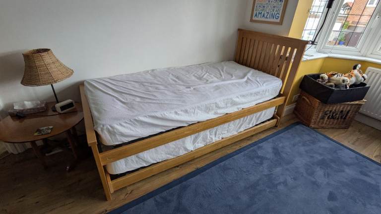 Trundle bed with 2x single mattresses 