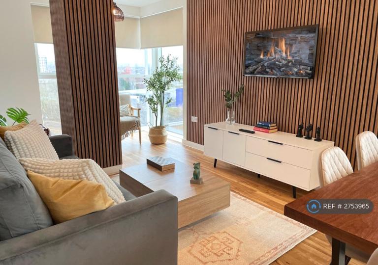 3 bedroom flat in Pomona Strand, Manchester, M16 (3 bed) (#2753965)