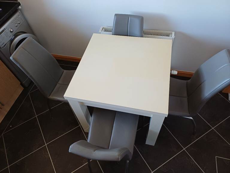 Ex-NEXT WHITE VALENCIA EXTENDABLE KITCHEN TABLE & 4 OPUS CHAIRS