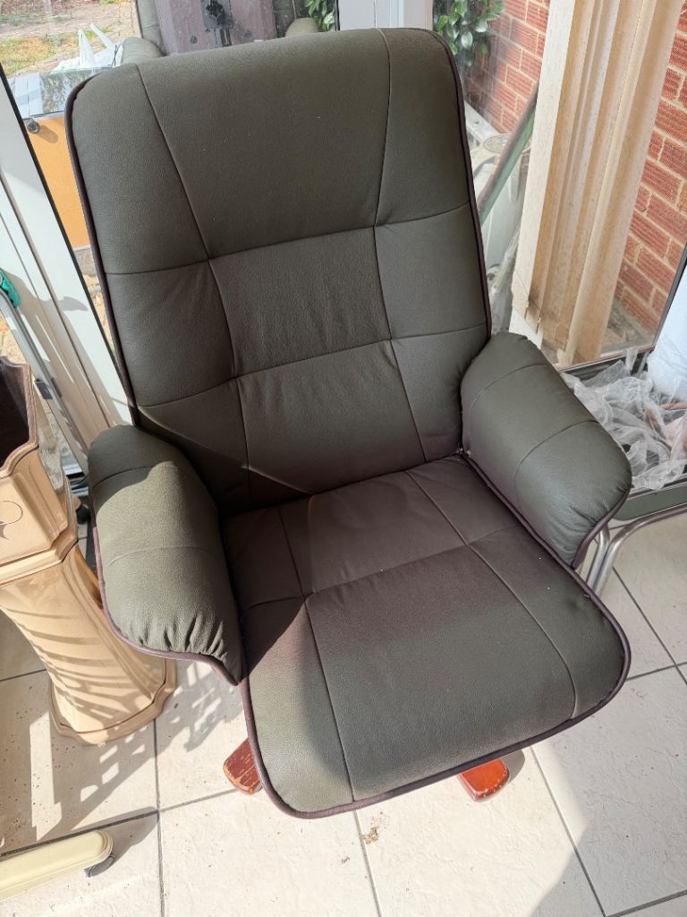 2 lean back recliner chairs