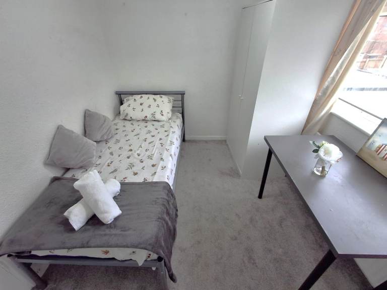 Single room to let in a small 5 bedroom mid terrace shared house in Boscombe, near Churchill gardens