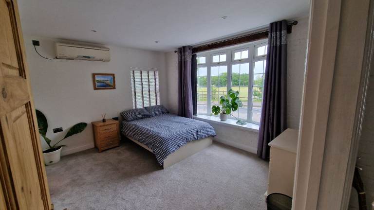 Beautiful En-Suite Room Overlooking Village Green