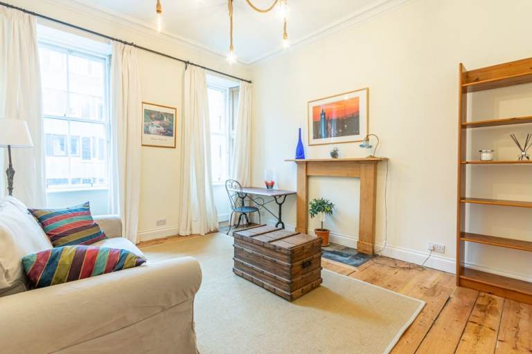 Incredible, 1 bedroom flat in the heart of Edinburgh’s Old Town – available April