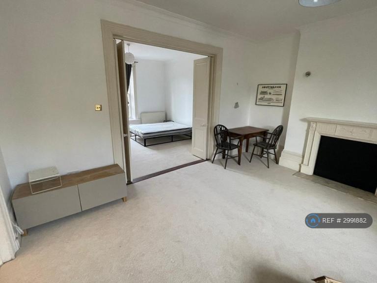 1 bedroom flat in London Road, Reading, RG1 (1 bed) (#2991882)