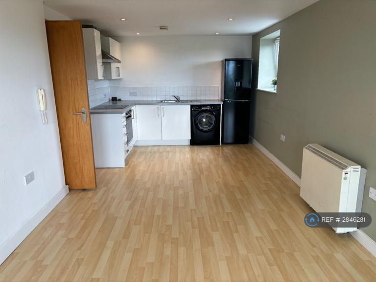2 bedroom flat in Lakeside Rise, Manchester, M9 (2 bed) (#2846281)