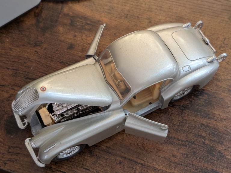 Burago Jaguar XK120 Roadster (1948) Model Die-Cast - Silver - 1:24 Scale No Box
