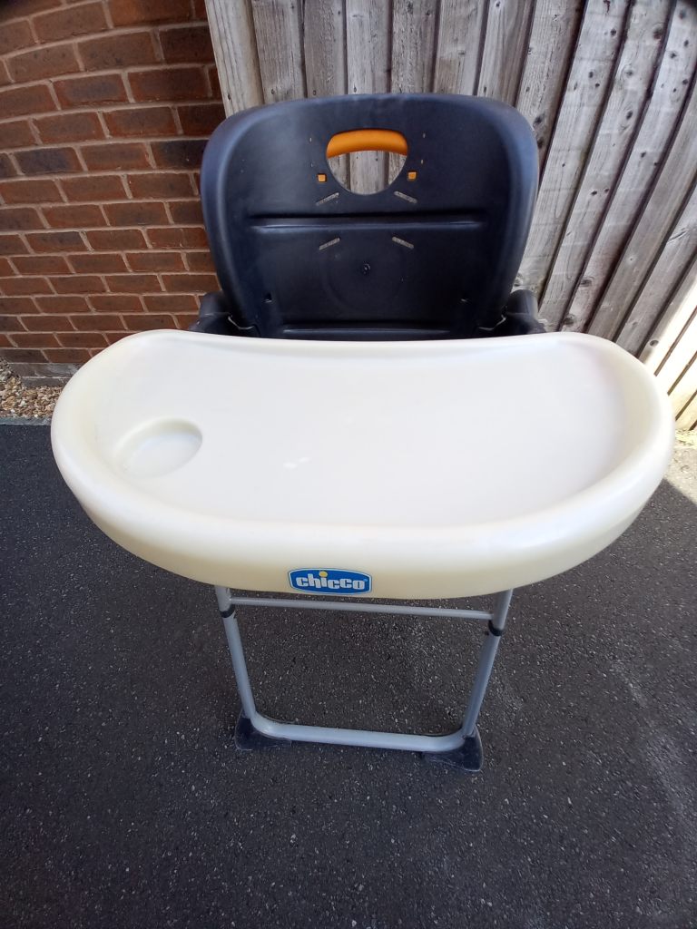 £5 Chicco High Chair with Tray – Good Condition