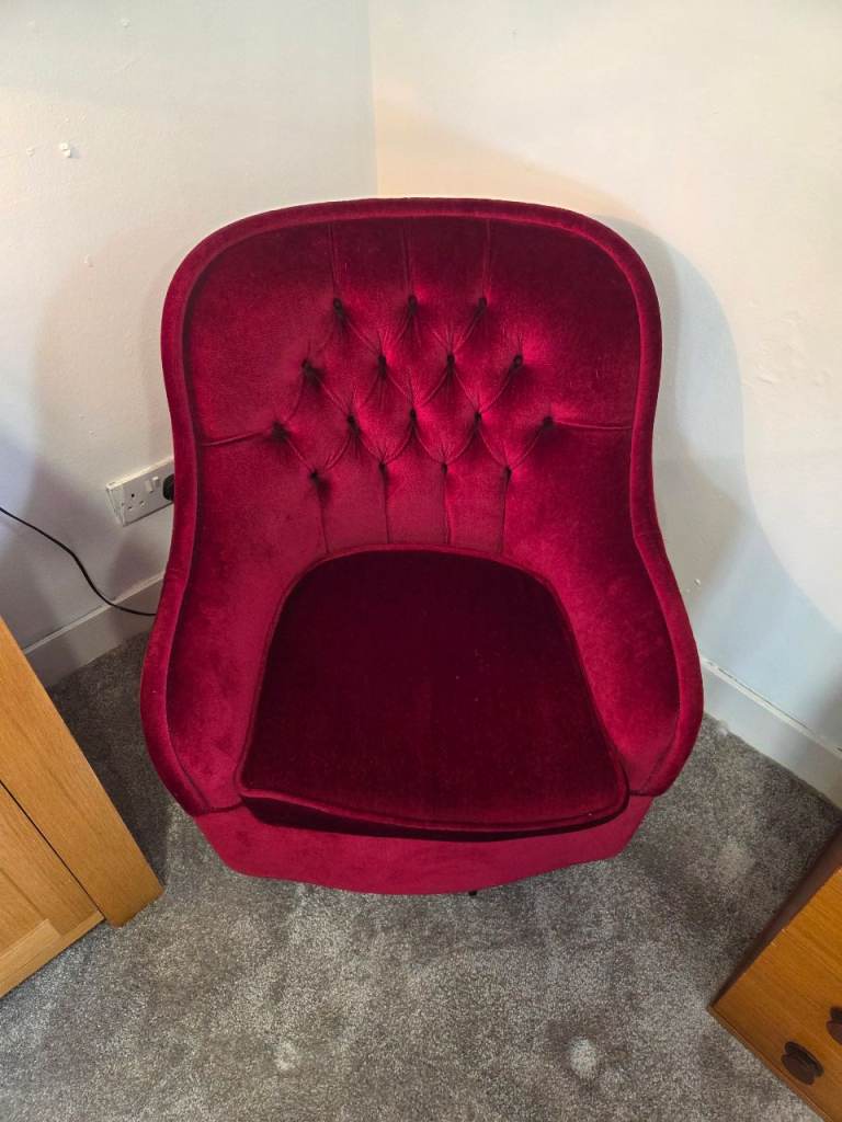 Small Buttonback Velvet Chair 