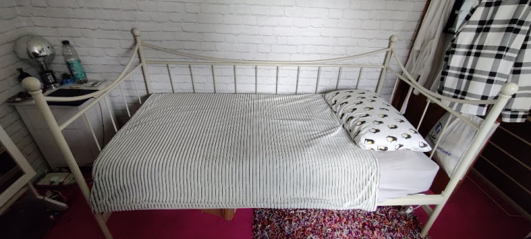 Single day bed frame with trundle 