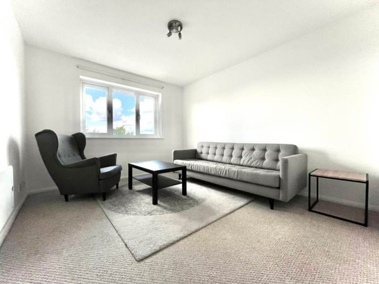 Discover modern comfort in this 1-bedroom flat for rent on Ravenings Parade, Ilford, IG3.
