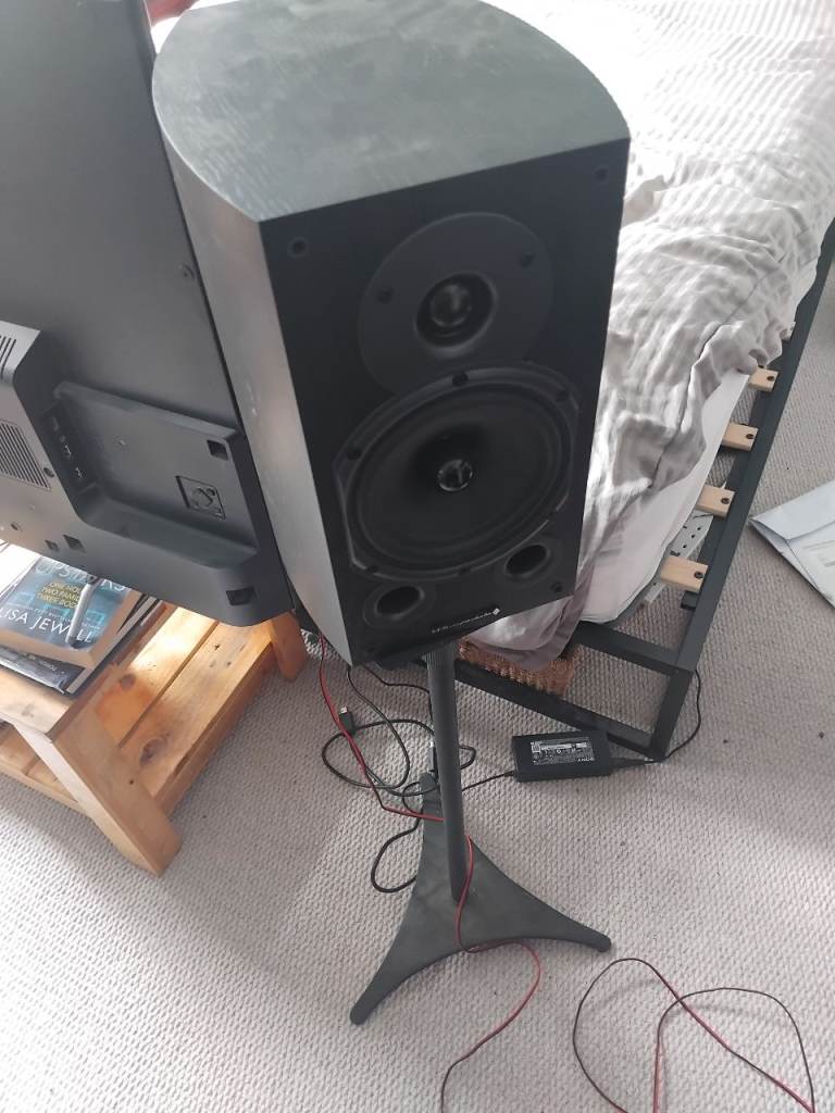 Pair of wharfdale diamond 9.1 speakers with stands