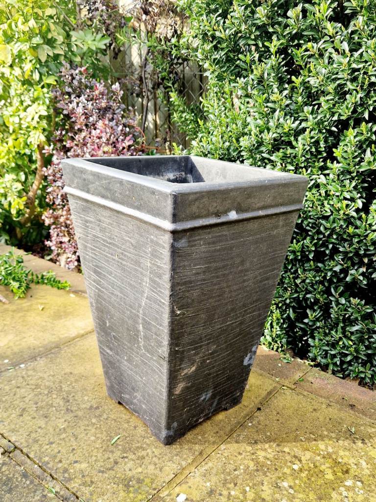 Plastic plant pot 
