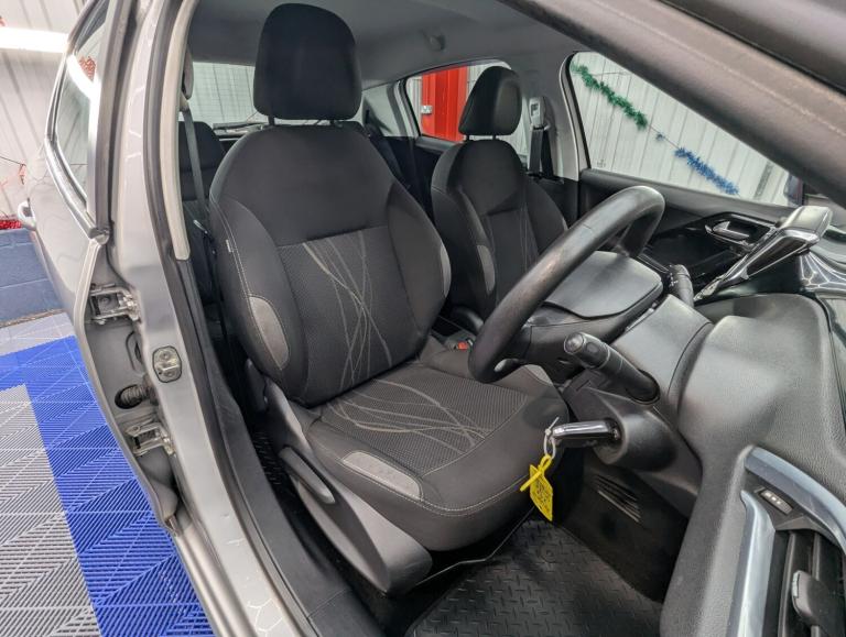 2015 Peugeot 208 1.2 VTi Active 5dr HATCHBACK Petrol Manual