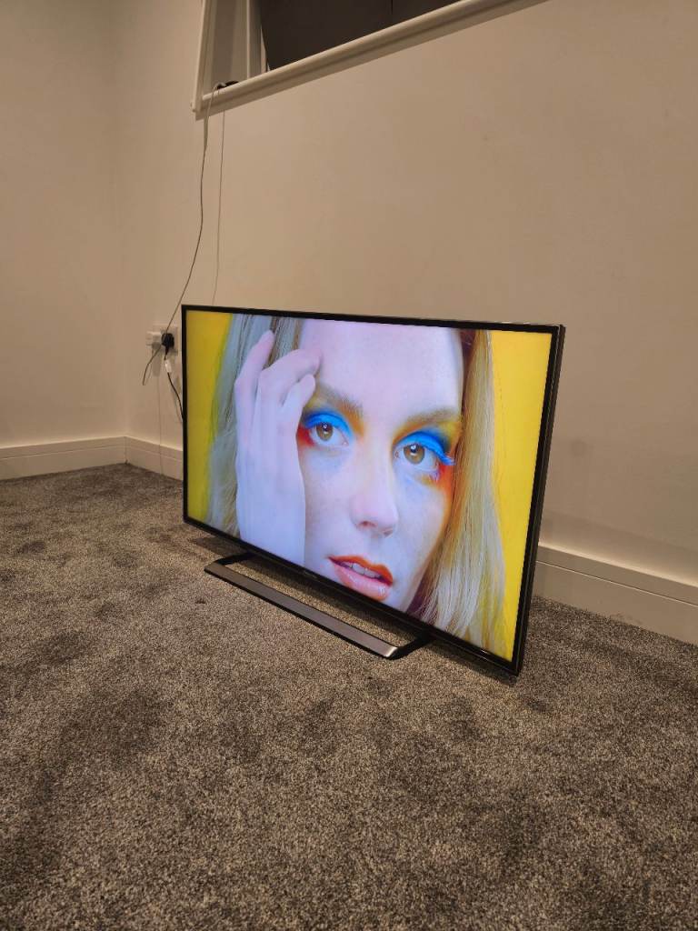 40" PANASONIC SMART TV 