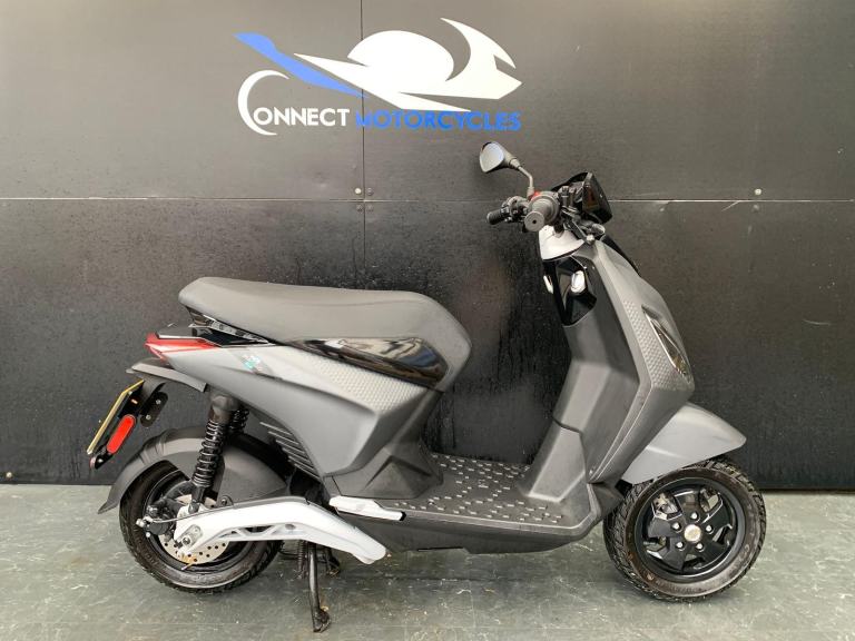 PIAGGIO ONE ELECTRIC SCOOTER 50CC EQUIVALENT TRADE SALE HPI CLEAR 