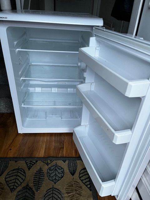 BEKO UNDERCOUNTER FRIDGE IN EXCELLENT WORKING CONDITION.