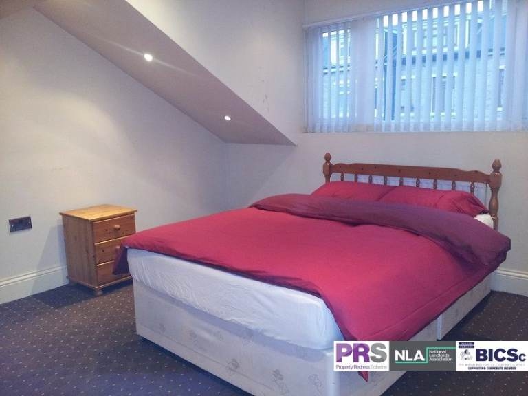 Fully furnished room available in a great City Centre location (BD8) house share. 