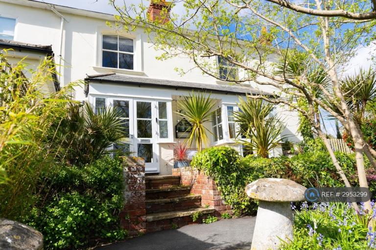 6 bedroom house in Lodge Hill Road, Lower Bourne, Farnham, GU10 (6 bed) (#2953299)