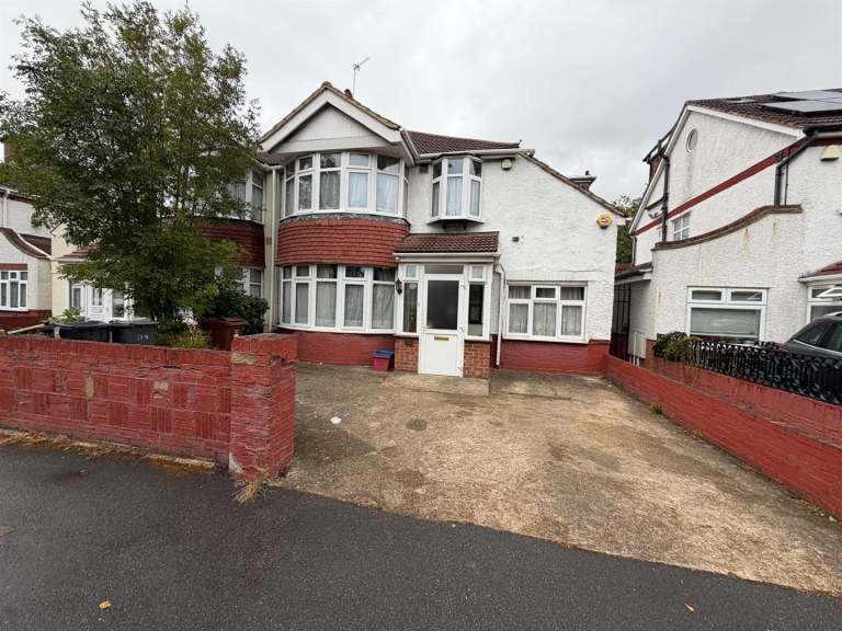 5 bedroom house in Great West Road, Hounslow