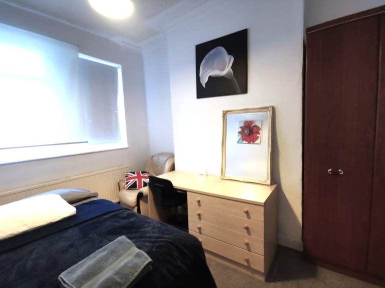 Double room to rent in HU3 near MKM Stadium bills included
