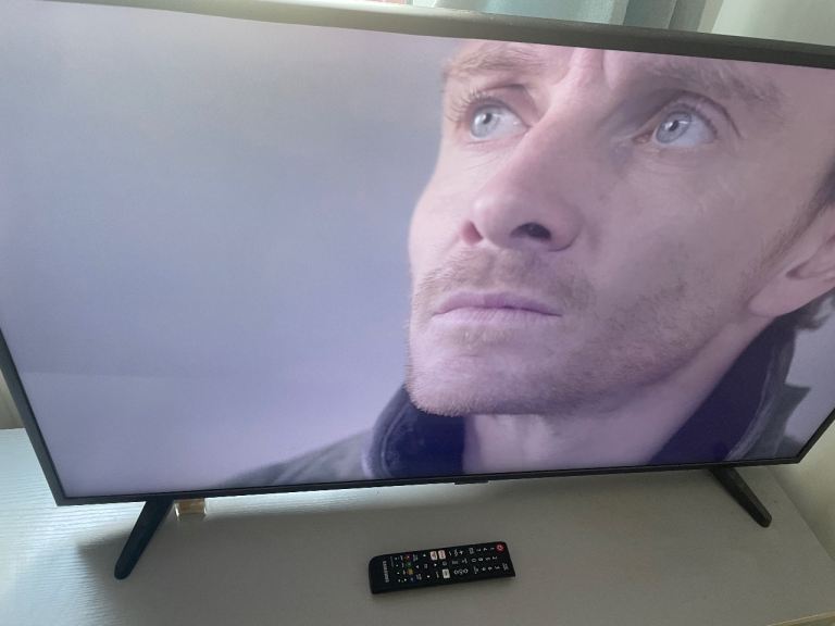 Samsung 43-inch Smart TV UE43RU7020K with Remote – Grear condition