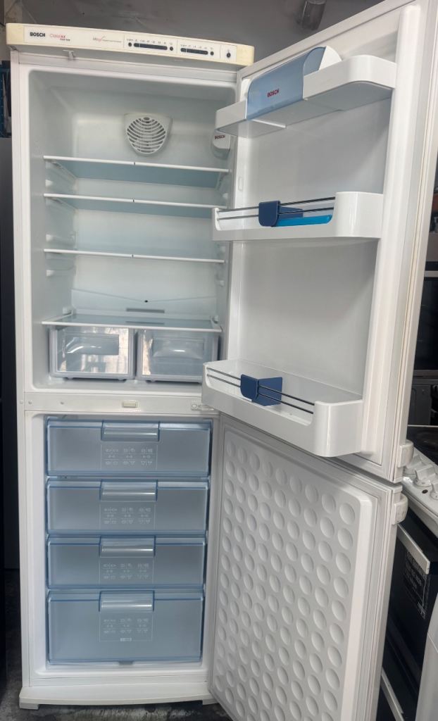 Bosch fridge freezer 60/190cm German made strong and reliable model fully working order for sale