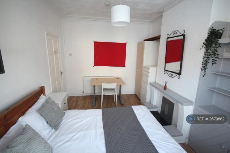 5 bedroom house in Telephone Road, Portsmouth, PO4 (5 bed) (#2679682)