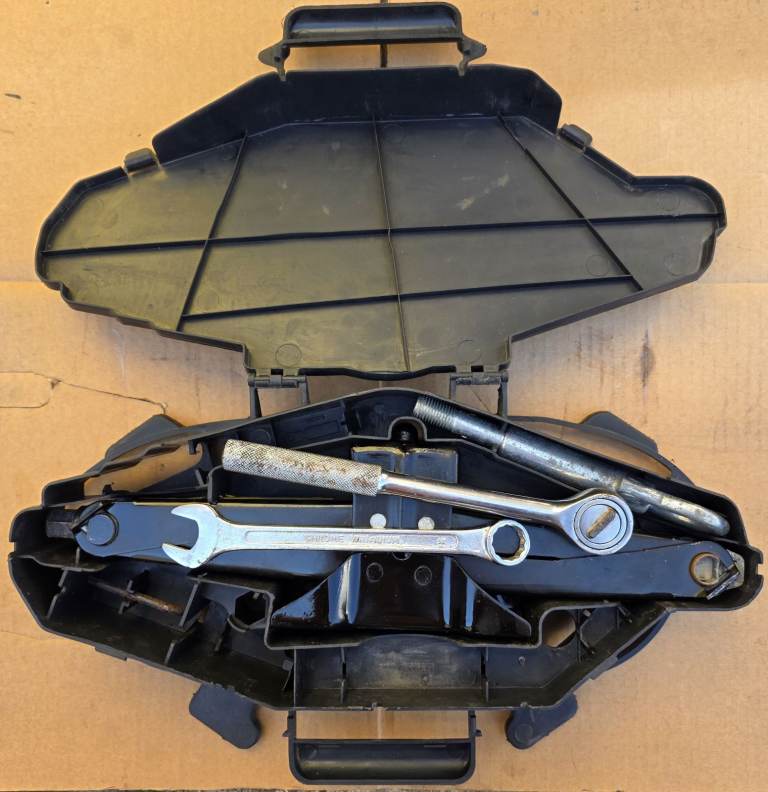 GENUINE Traffic / Vivaro Jack With Towing Eye. READ DESCRIPTION PLEASE.