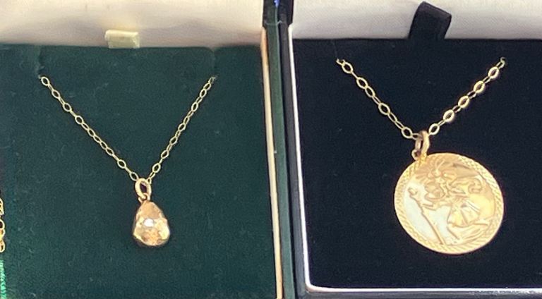 Ladies Jewellery 2x9ct Gold Necklaces 1x saint Christopher’s medal & 1x9ct gold nugget 375. 