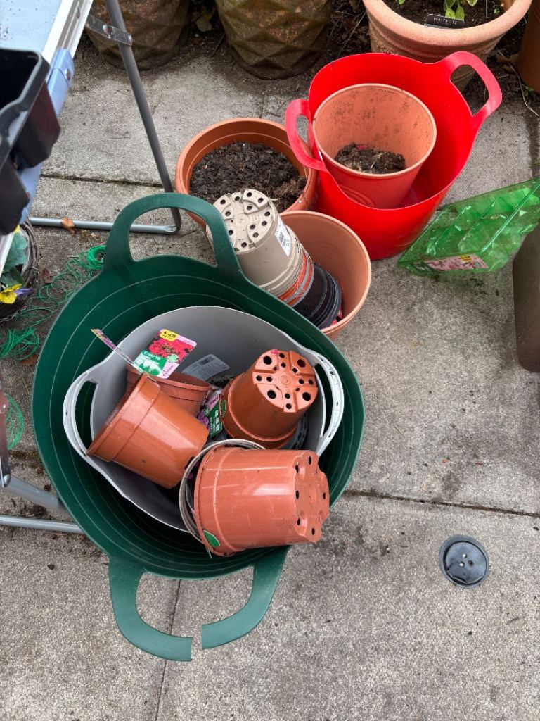 30 plastic plant pots