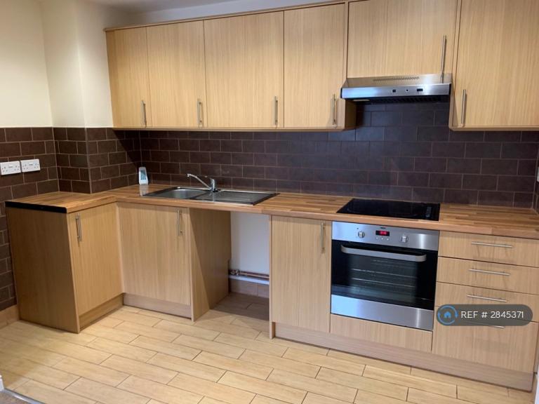 1 bedroom flat in Victoria Road, Ferndown, BH22 (1 bed) (#2845371)