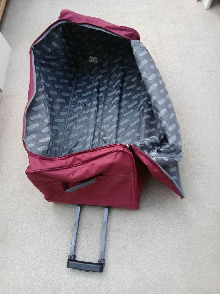 Red Wheeled Holdall Bag – Extendable Handle, Good Condition