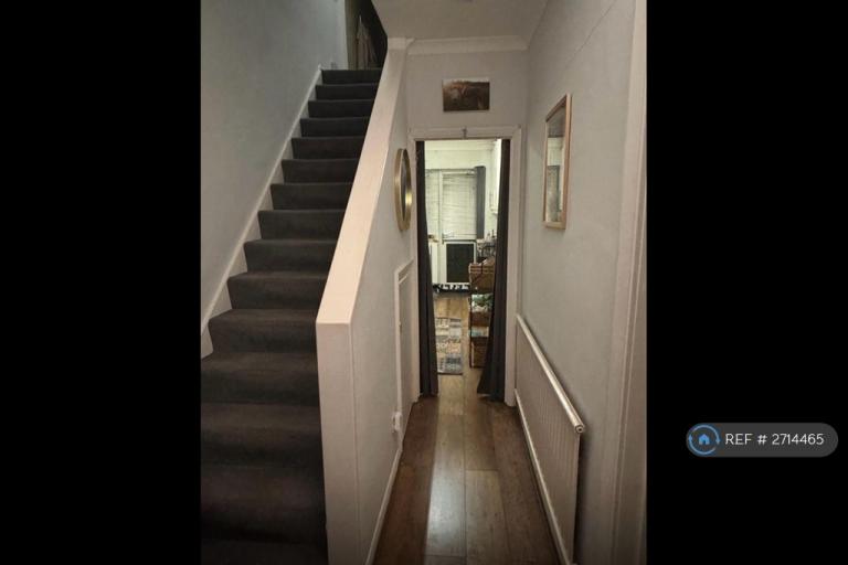4 bedroom house in Tiverton Drive, London, SE9 (4 bed) (#2714465)