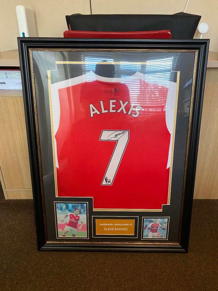 ALEXIS SANCHEZ signed Arsenal shirt in frame.