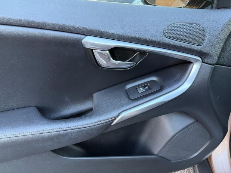 2015 Volvo V40 Cross Country 2.0 D4 Lux Nav Euro 6 (s/s) 5dr HATCHBACK Diesel Manual