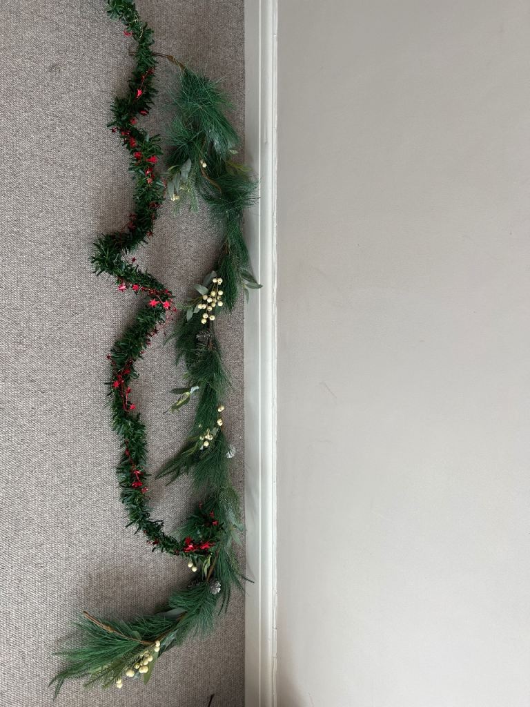Christmas Garland with Berries and Mistletoe – Good Condition